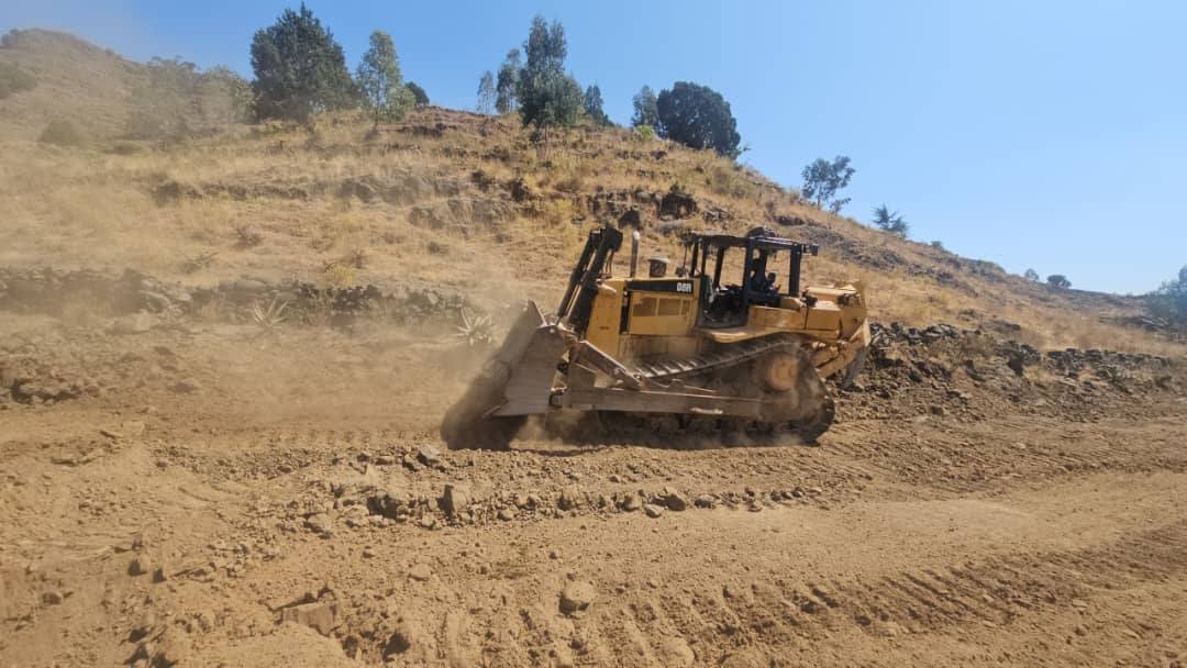 The construction of the road that connects Bizet woreda and Hagua-Arega Tabia has begun. 